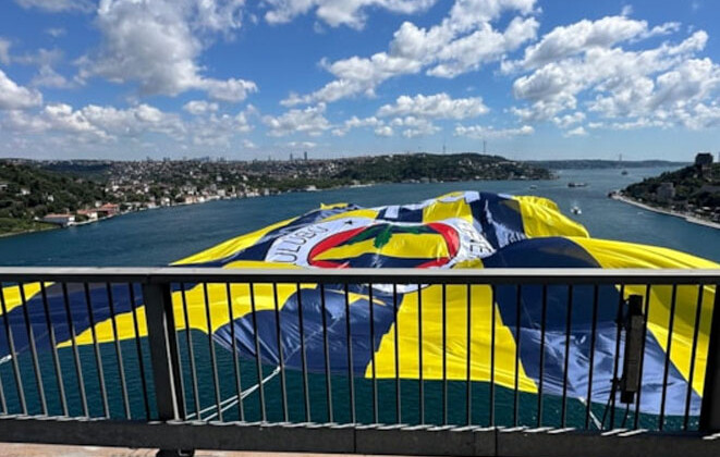 Fenerbahçe bayrakları köprülerde